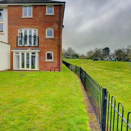 2-Br Apartment, En-Suite, Allocated Parking, Next To Playground Coventry Exterior photo